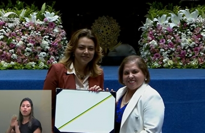 Ju&iacute;za Rosa Geane recebe do Senado Diploma Bertha Lutz