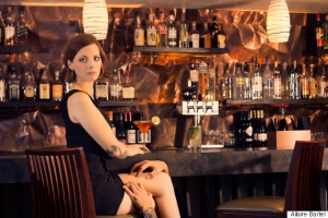 Fot&oacute;grafa retrata o que &eacute; o ass&eacute;dio no dia a dia das mulheres