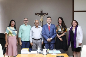 Presidente Edson Ulisses entrega homenagem &agrave; Secret&aacute;ria Lucivanda Rodrigues