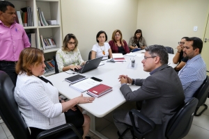 Ju&iacute;za do TJSE e Senador discutem pol&iacute;ticas p&uacute;blicas para &aacute;rea da inf&acirc;ncia e mulher