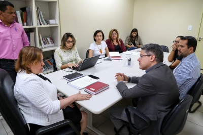 Ju&iacute;za do TJSE e Senador discutem pol&iacute;ticas p&uacute;blicas para &aacute;rea da inf&acirc;ncia e mulher