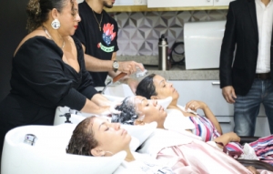 Paz em Casa: mulheres em situa&ccedil;&atilde;o de viol&ecirc;ncia e em vulnerabilidade social s&atilde;o atendidas em sal&atilde;o de beleza
