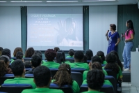 Coordenadoria da Mulher leva informa&ccedil;&otilde;es sobre viol&ecirc;ncia dom&eacute;stica para alunos do ILBJ