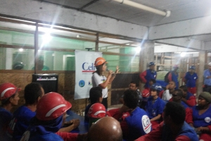 Palestra, no canteiro de obras da Celi, da Ju&iacute;za Coordenadora Dr&ordf; Adelaide sobre Viol&ecirc;ncia Dom&eacute;stica e familiar contra a Mulher