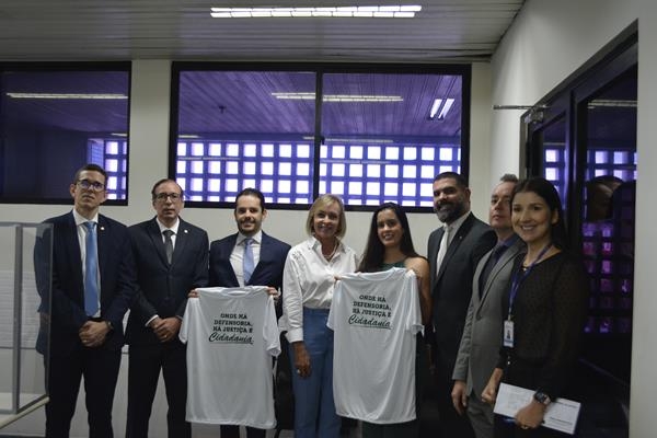 GMF e Defensoria P&uacute;blica fazem entrega de camisas para uso dos custodiados na Ceplan