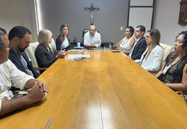 Desembargador Di&oacute;genes Barreto, e representantes da Secretaria de Justi&ccedil;a (Sejuc), Minist&eacute;rio P&uacute;blico, Defensoria P&uacute;blica e OAB